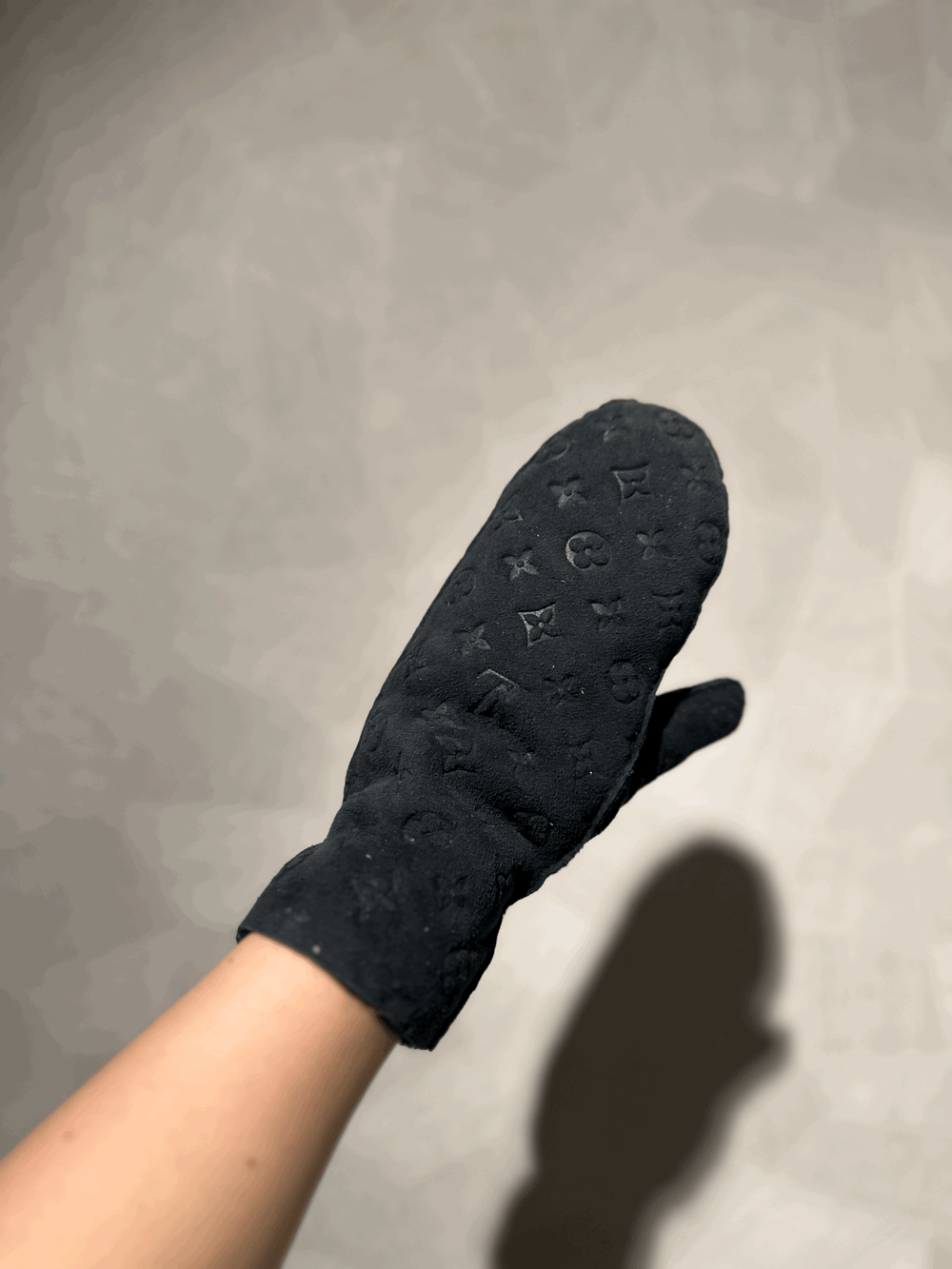 Louis Vuitton Shearling Gloves with Monogram Details – Size M