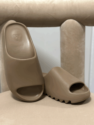YEEZY SLIDES SIZE 7