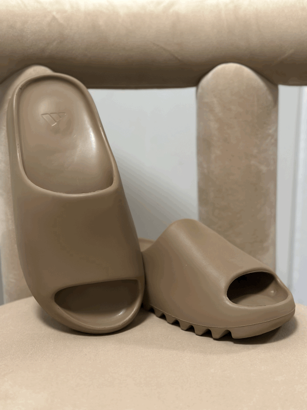 YEEZY SLIDES SIZE 7