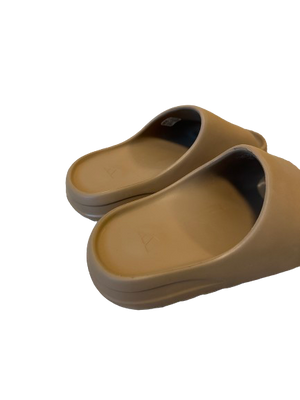 YEEZY SLIDES SIZE 7